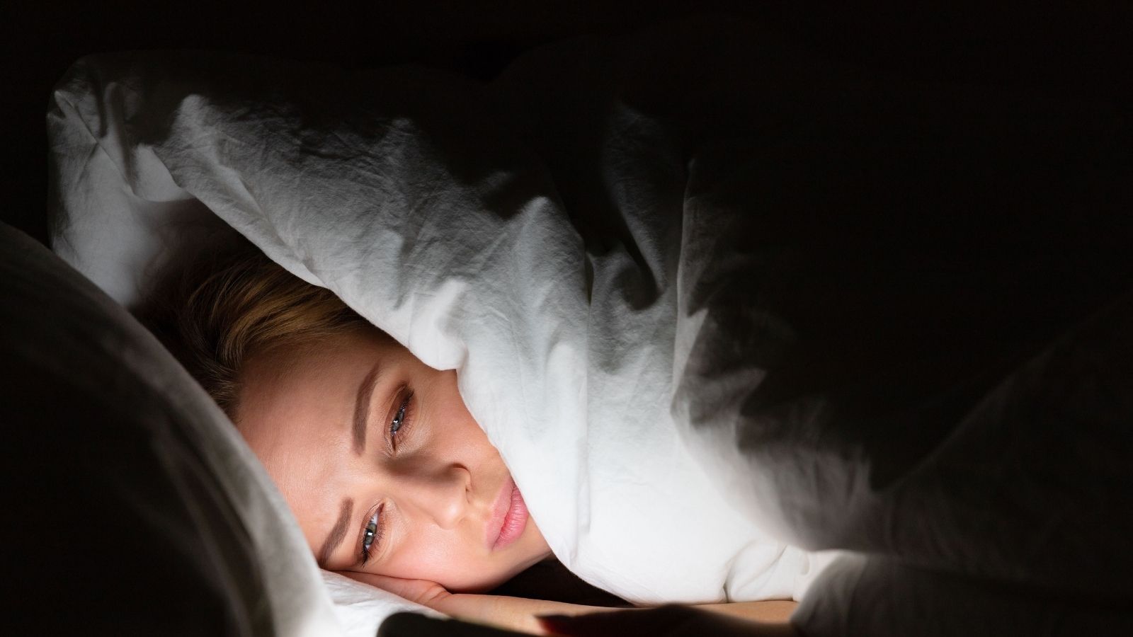 Telefon Ekranı Gençliğinizi Çalıyor Olabilir: Mavi Işık Cildinizi Nasıl Etkiler?