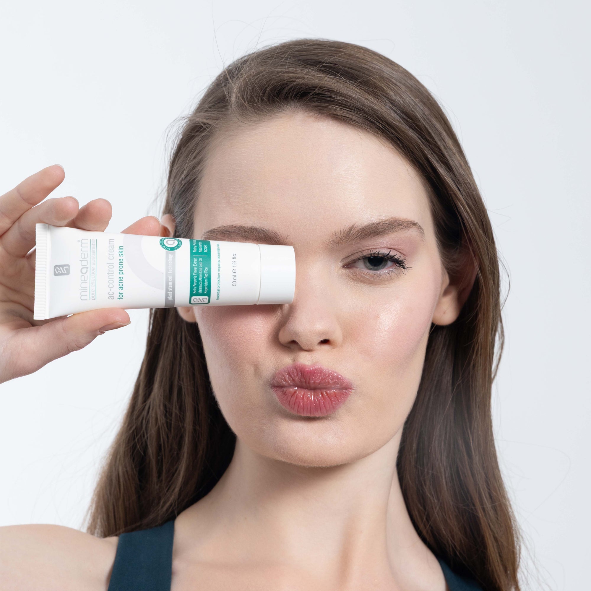 Mineaderm Sebum Dengeleyici Nemlendirici; 50 ml beyaz tüp ambalajda, yeşil detaylı krem. Cildin aşırı yağ salınımını dengelemeye yardımcı olur. Kurutmadan ve tahriş etmeden bakım sağlar, cildin doğal, pürüzsüz ve dengeli bir görünüme kavuşmasını destekler.