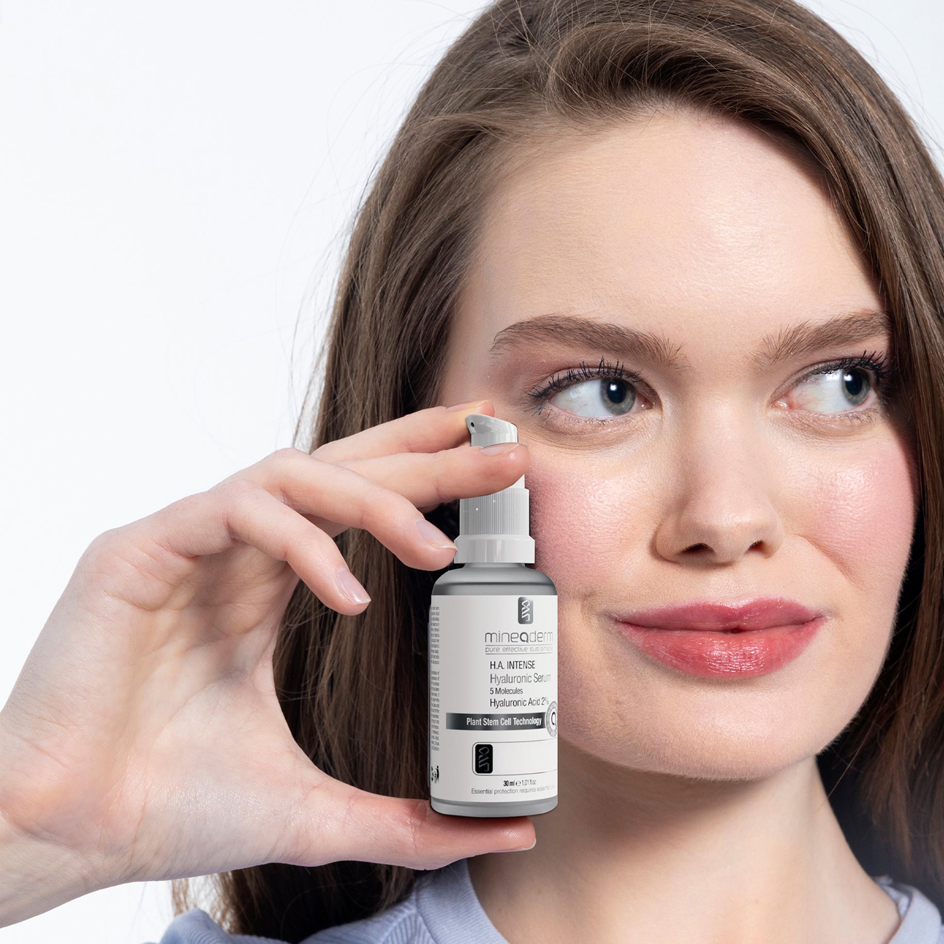 Mineaderm Nemlendirici Canlandırıcı Sıkılaştırıcı; 30 ml cam şişe ambalajda, gri detaylı serum. Cildin pürüzsüz ve dolgun görünümünü destekler, uzun süreli nem sağlar. Çok işlevli formülü sayesinde cildi canlandırır, sıkılaştırır ve daha sağlıklı, genç bir görünüm kazandırır.