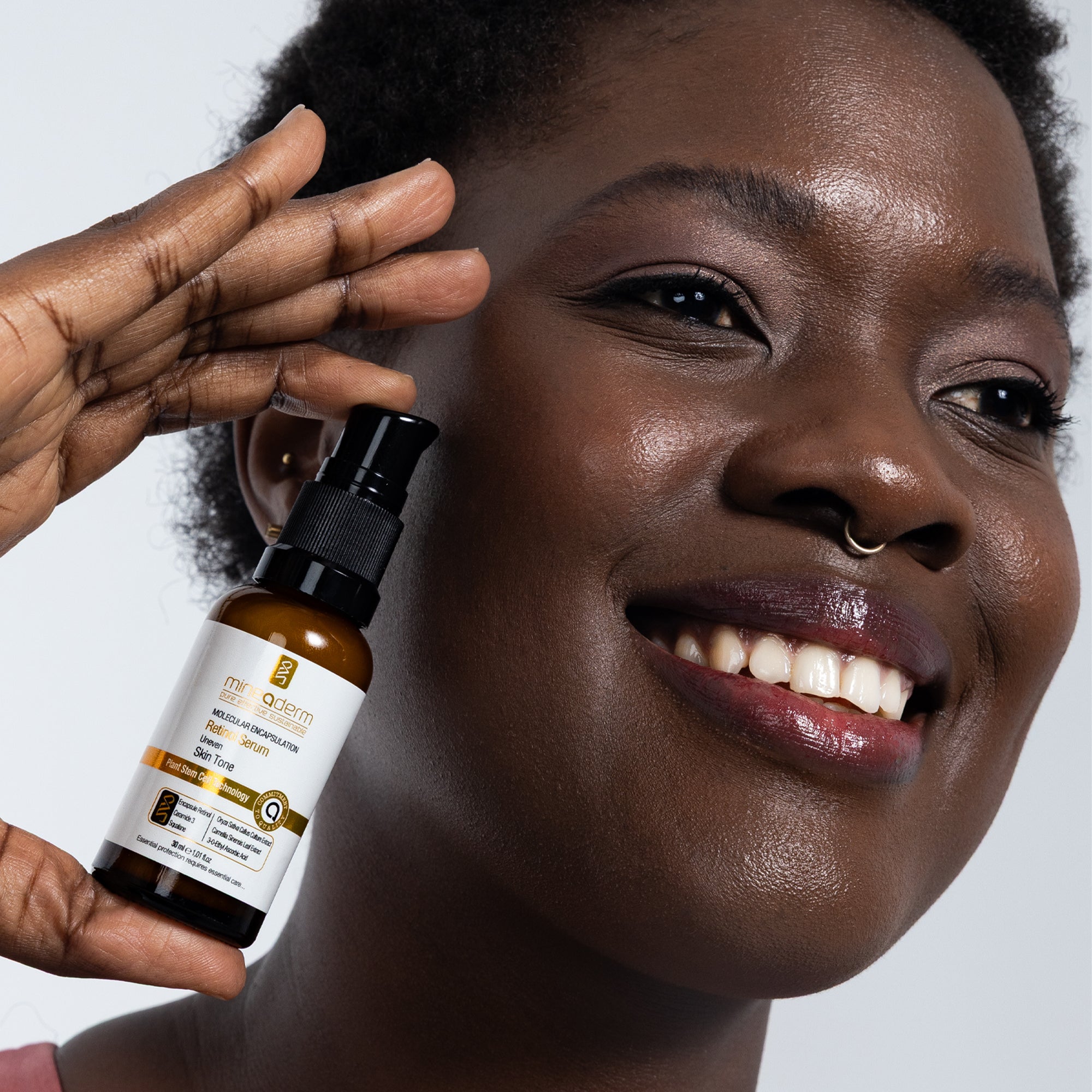 Mineaderm Sıkılaştırıcı Aydınlatıcı Nemlendirici; 30 ml kahverengi detaylı cam şişe ambalajda serum. Cilde uzun süreli nem desteği sağlar, daha sıkı ve aydınlık bir görünüm kazandırmaya yardımcı olur. Düzenli kullanımda genç, canlı ve pürüzsüz bir cilt görünümünü destekler.