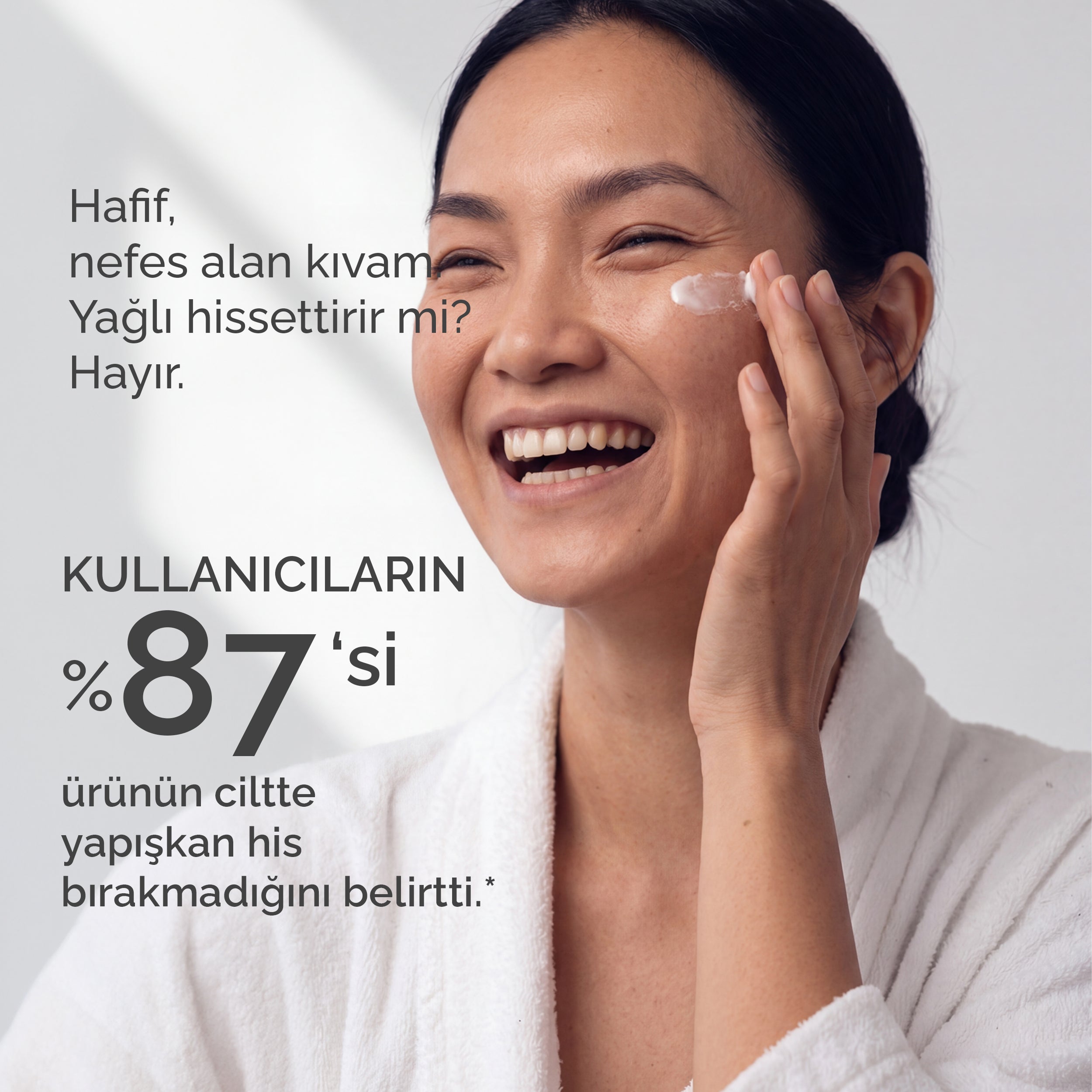 Gülümseyen bir kadın Mineaderm AC-Control Cream'i yanağına uyguluyor; hafif, nefes alan kıvamıyla yapışkan his bırakmayan sebum dengeleyici krem.