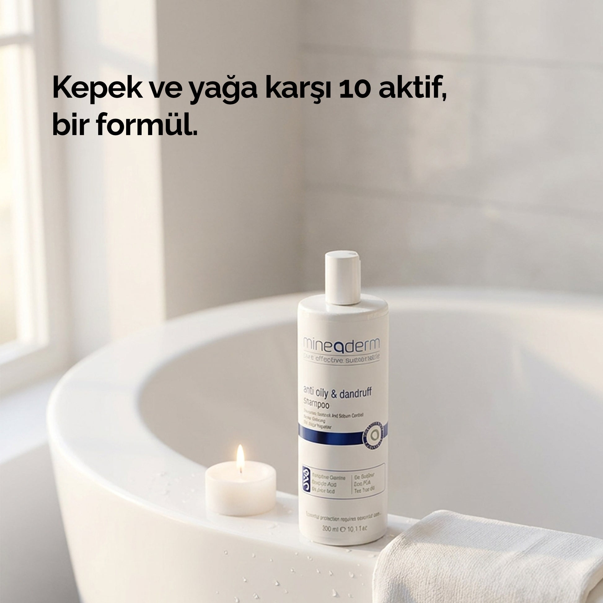 Mineaderm Anti Oily & Dandruff Shampoo şişesi banyo küvetinin kenarında mumla; kepek ve yağa karşı 10 aktif maddeli tek formül olarak konumlandırılmış şampuan.