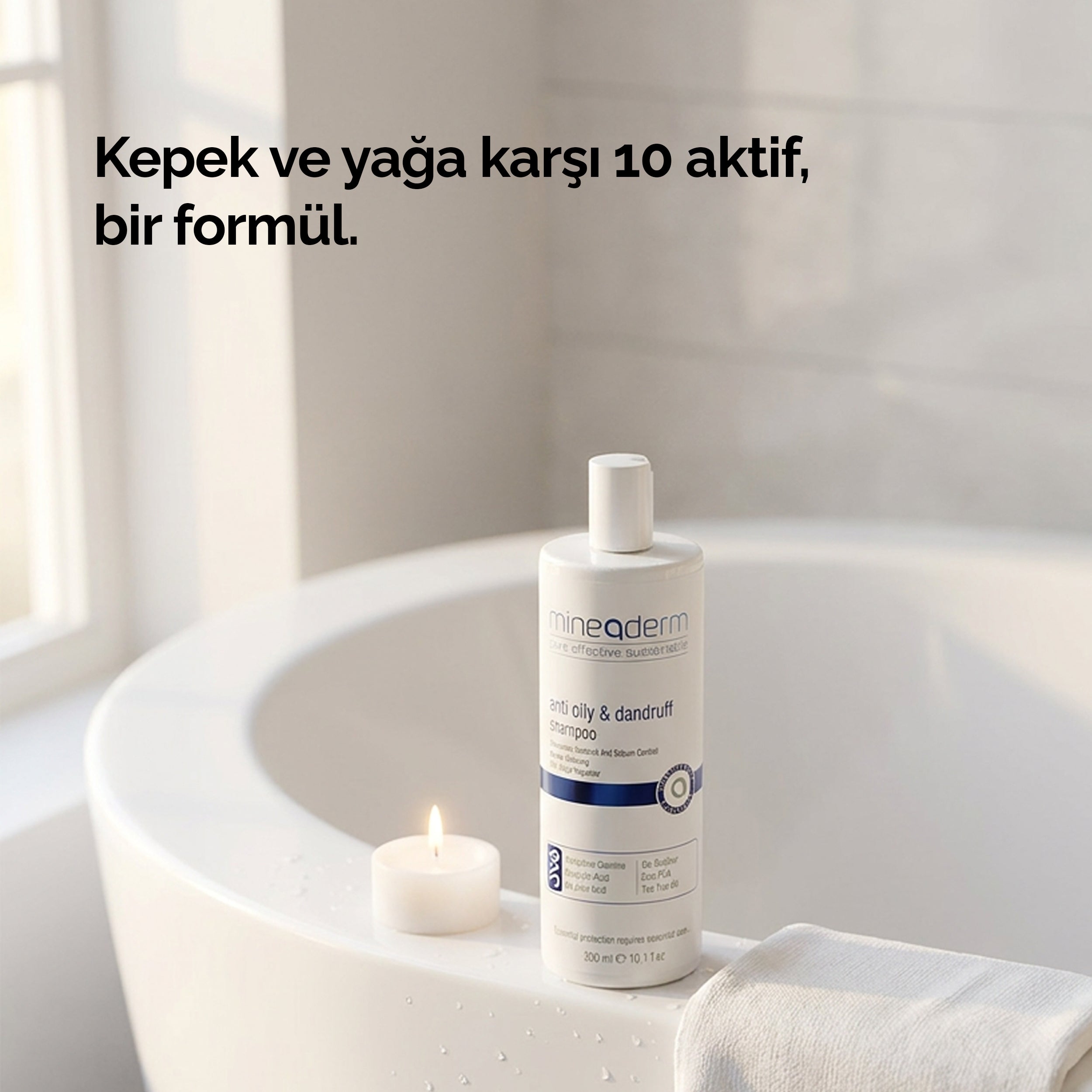 Mineaderm Anti Oily & Dandruff Shampoo şişesi banyo küvetinin kenarında mumla; kepek ve yağa karşı 10 aktif maddeli tek formül olarak konumlandırılmış şampuan.