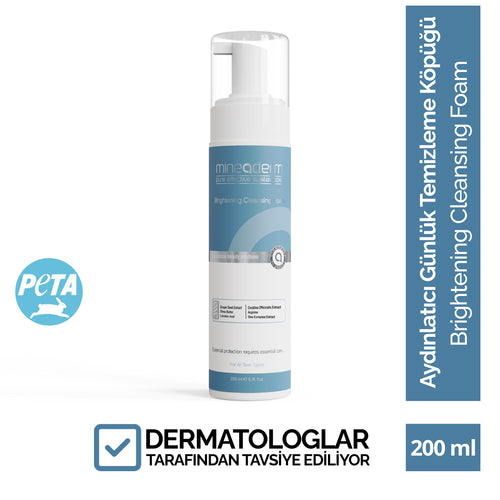 Mineaderm Temizleyici Aydınlatıcı Nem ve Yağ Dengeleyici; 200 ml beyaz şişe ambalajda, mavi ve gri detaylı yüz temizleme köpüğü. Günlük kullanım için uygun hassas formülüyle ciltte su ve sabunun ulaşamadığı kir ve yağları derinlemesine arındırır. Cildin nem ve yağ dengesini korumaya yardımcı olur, aydınlık ve ferah bir görünüm kazandırır.
