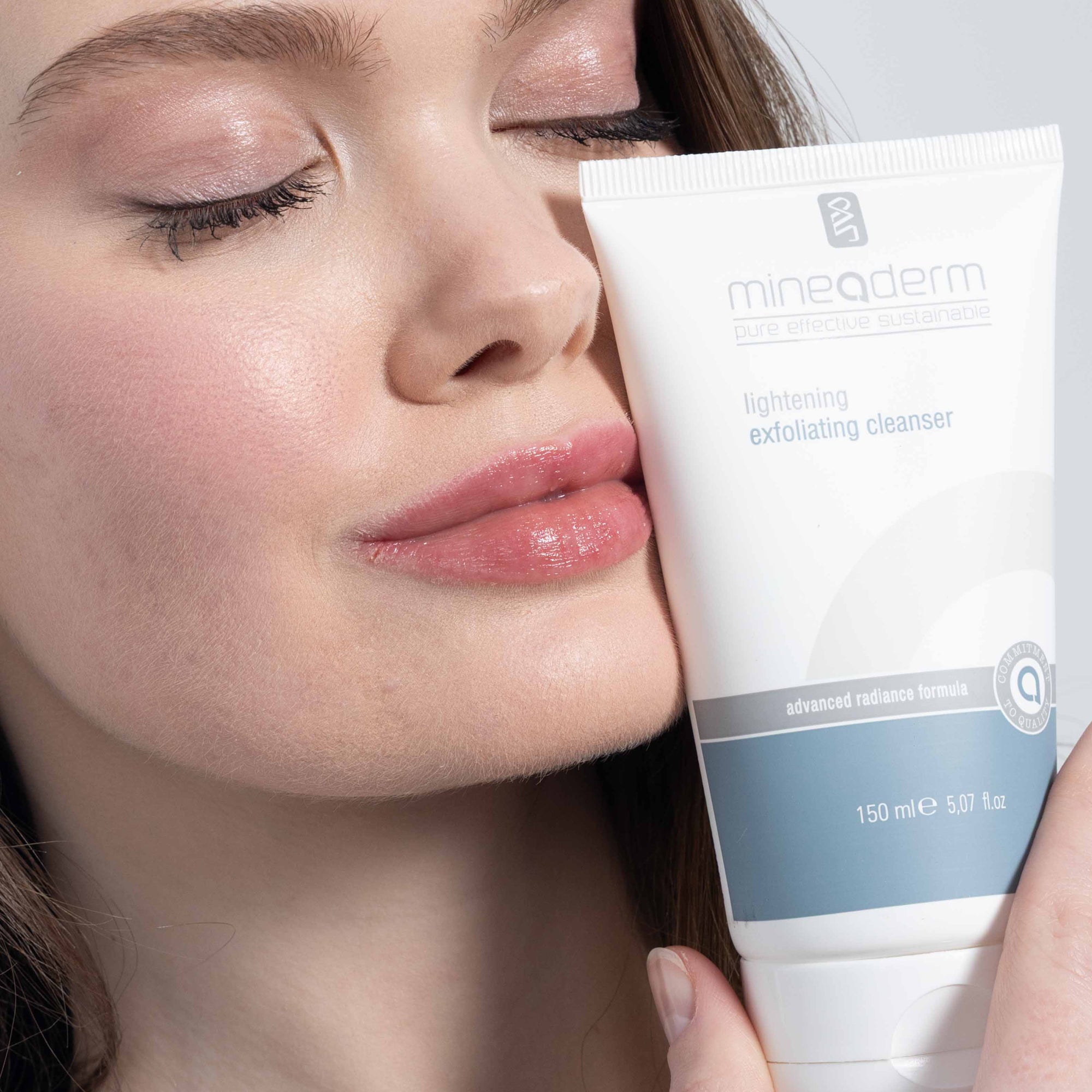 LIGHTENING EXFOLIATING CLEANSER