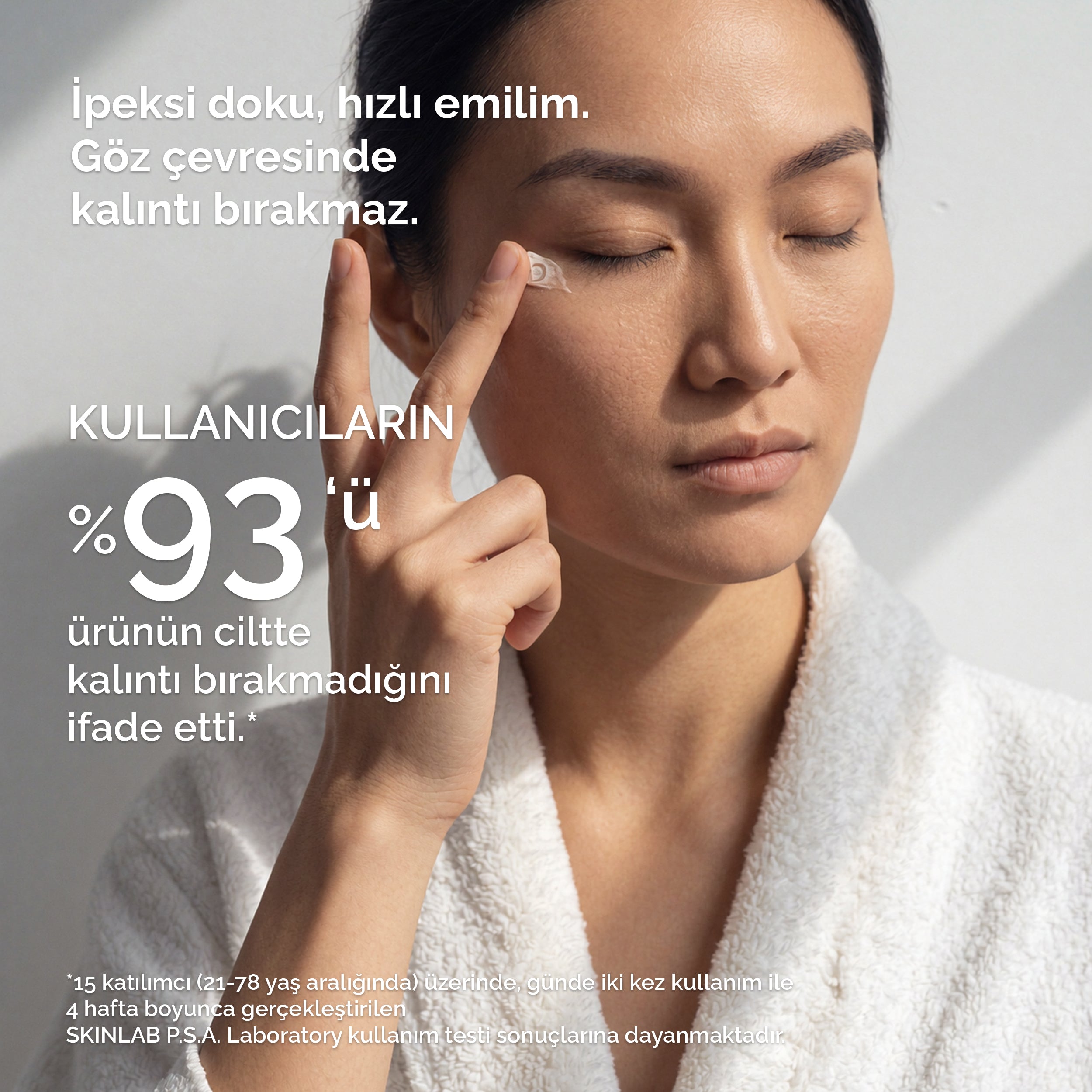 Mineaderm Dark Circle göz kremi kullanan bir kadın göz çevresine uyguluyor; ipeksi dokulu, hızla emilen ve göz çevresinde kalıntı bırakmayan krem.