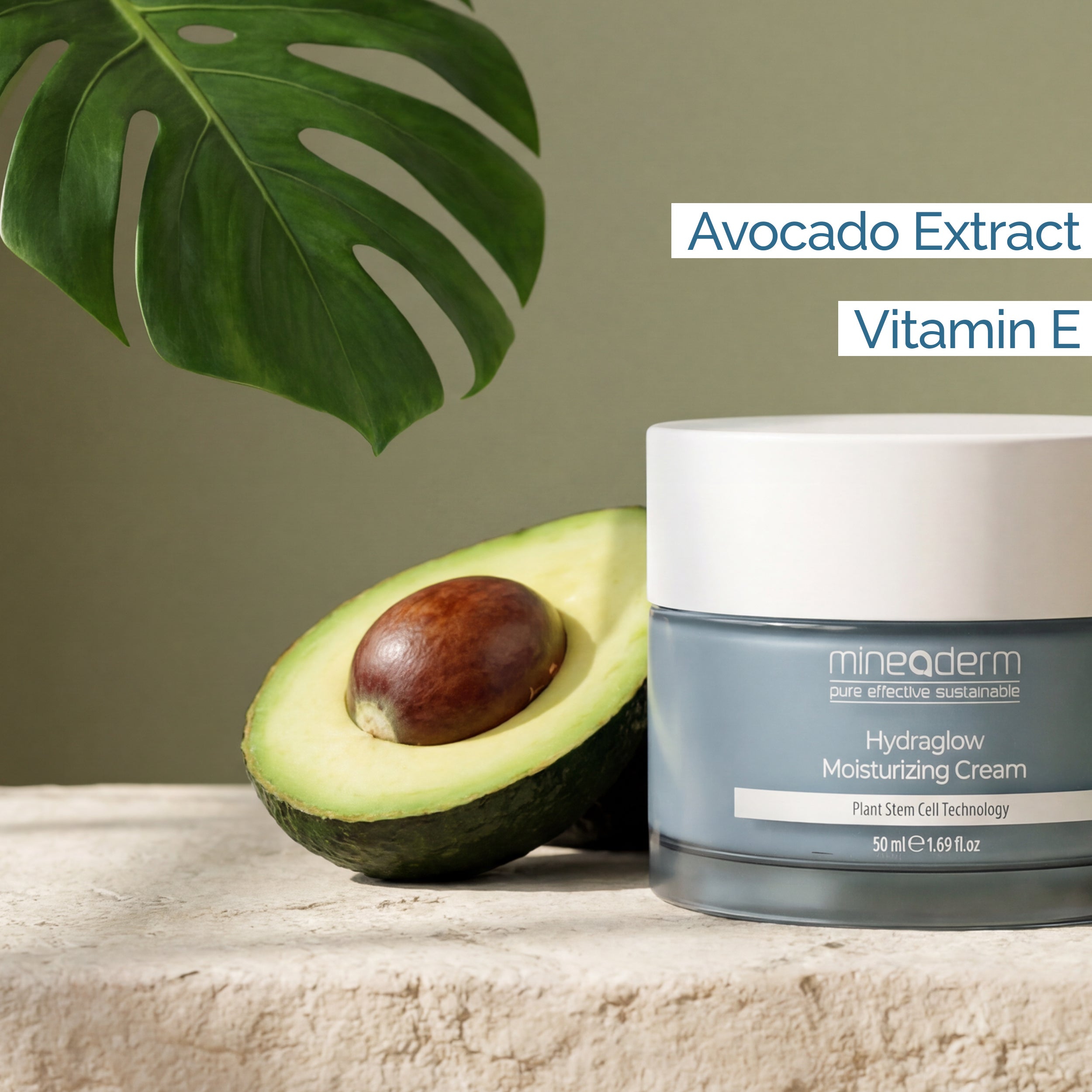 Mineaderm HydraGlow nemlendirici krem kavanozu, avokado ve yeşil yaprakla doğal sahnede; Avocado Extract ve Vitamin E içerikli besleyici nemlendirici krem.