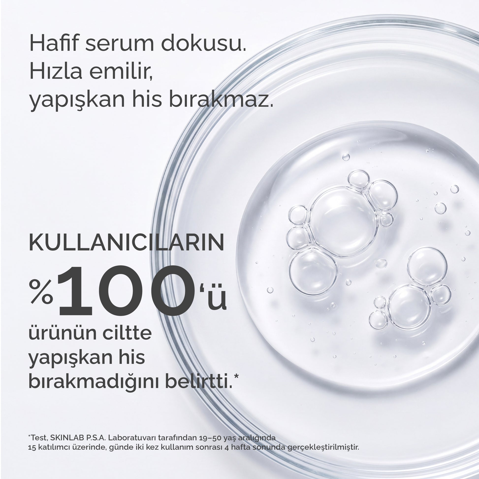 Mineaderm Liposomal Vitamin C Serum'un hafif serum dokusu yakın çekimi; hızla emilen ve ciltte yapışkan his bırakmayan aydınlatıcı serum.