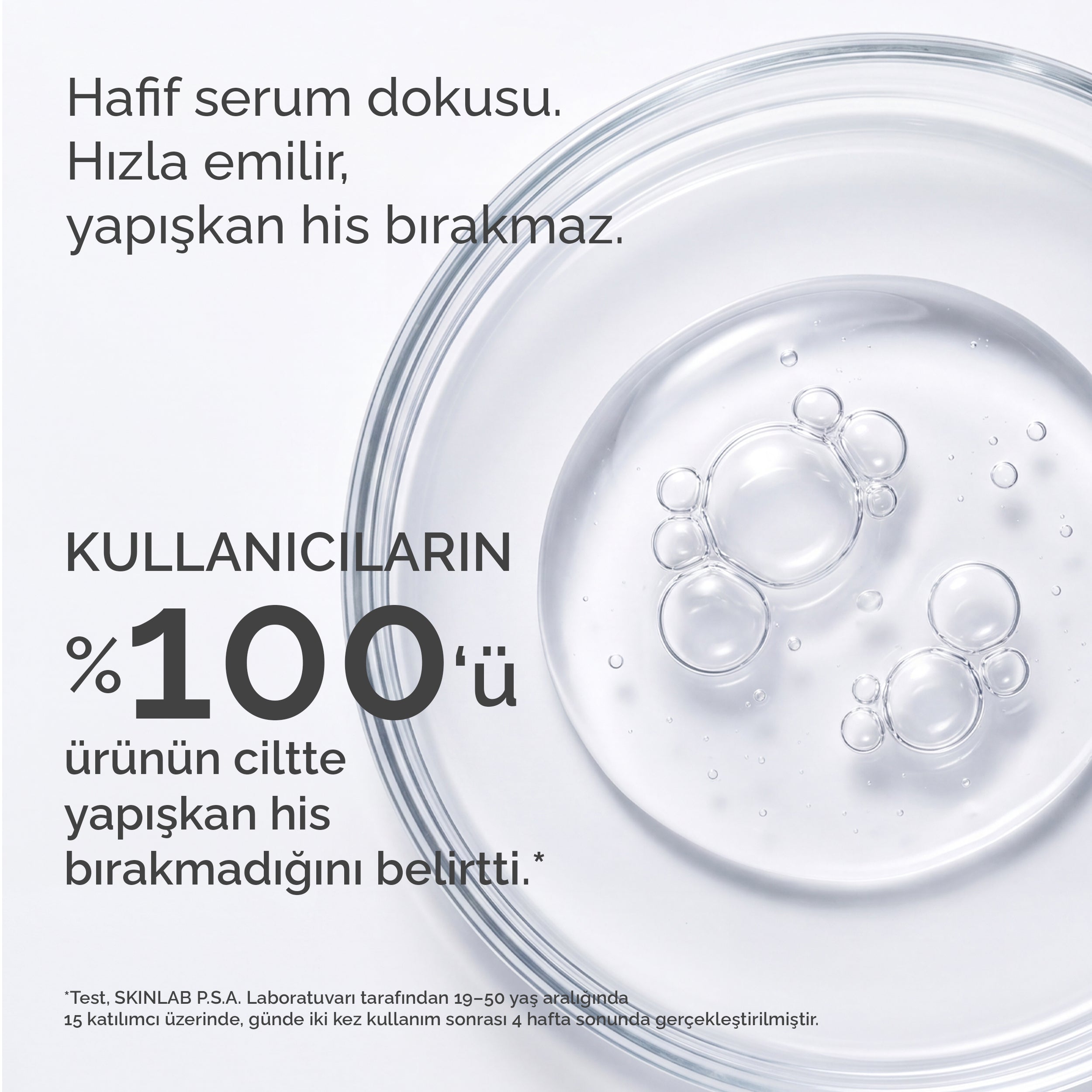 Mineaderm Liposomal Vitamin C Serum'un hafif serum dokusu yakın çekimi; hızla emilen ve ciltte yapışkan his bırakmayan aydınlatıcı serum.