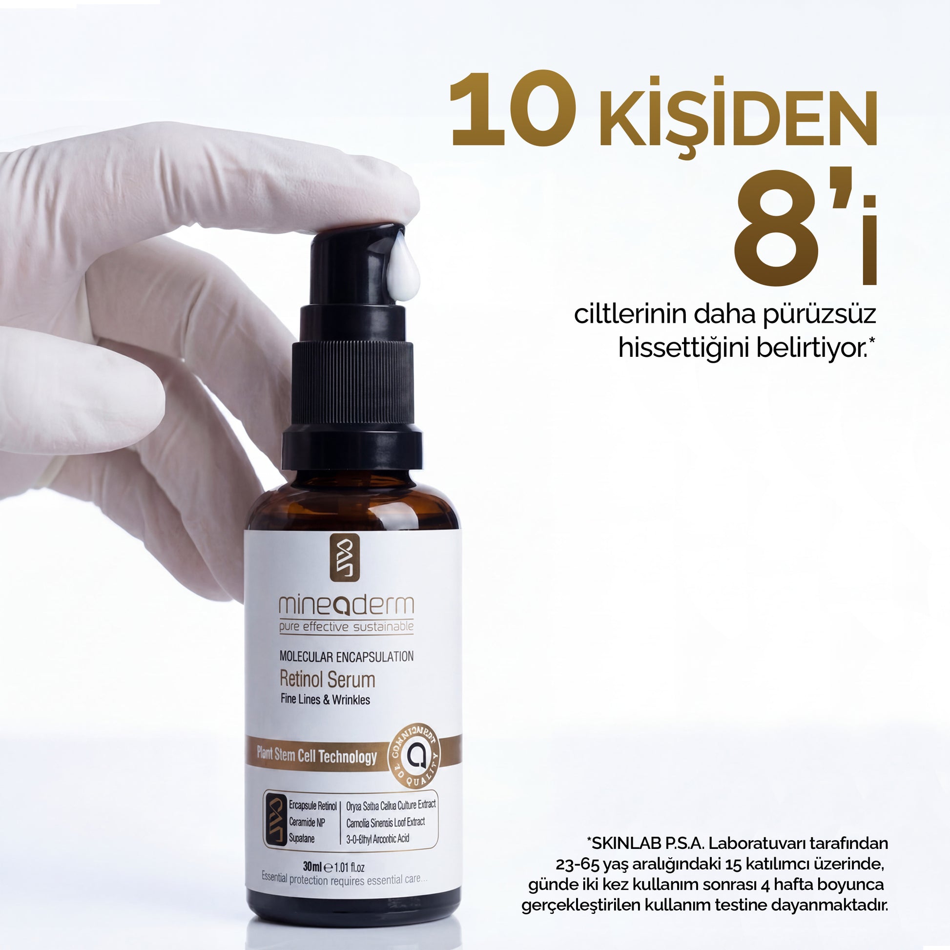 Eldivenli bir el Mineaderm retinol serum şişesini tutuyor; klinik kullanım testinde 10 kişiden 8'i cildinin daha pürüzsüz hissettiğini belirtti.