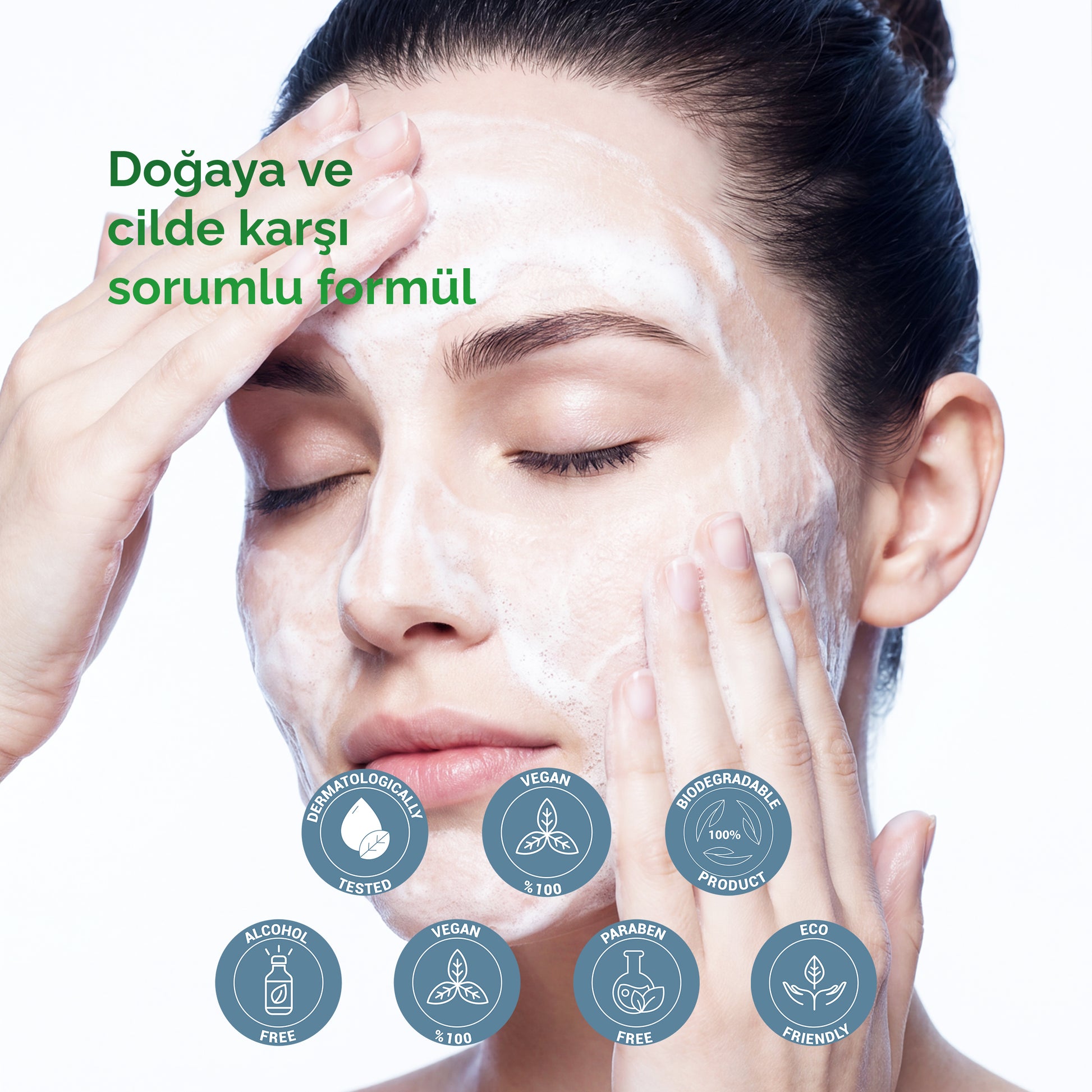 Mineaderm Tea Tree Face Wash kullanan bir kadın yüzünü köpükle temizliyor; doğaya ve cilde karşı sorumlu formül rozetleri: dermatolojik test, vegan, biyolojik olarak parçalanabilir, alkolsüz, paraben içermez ve eco friendly.