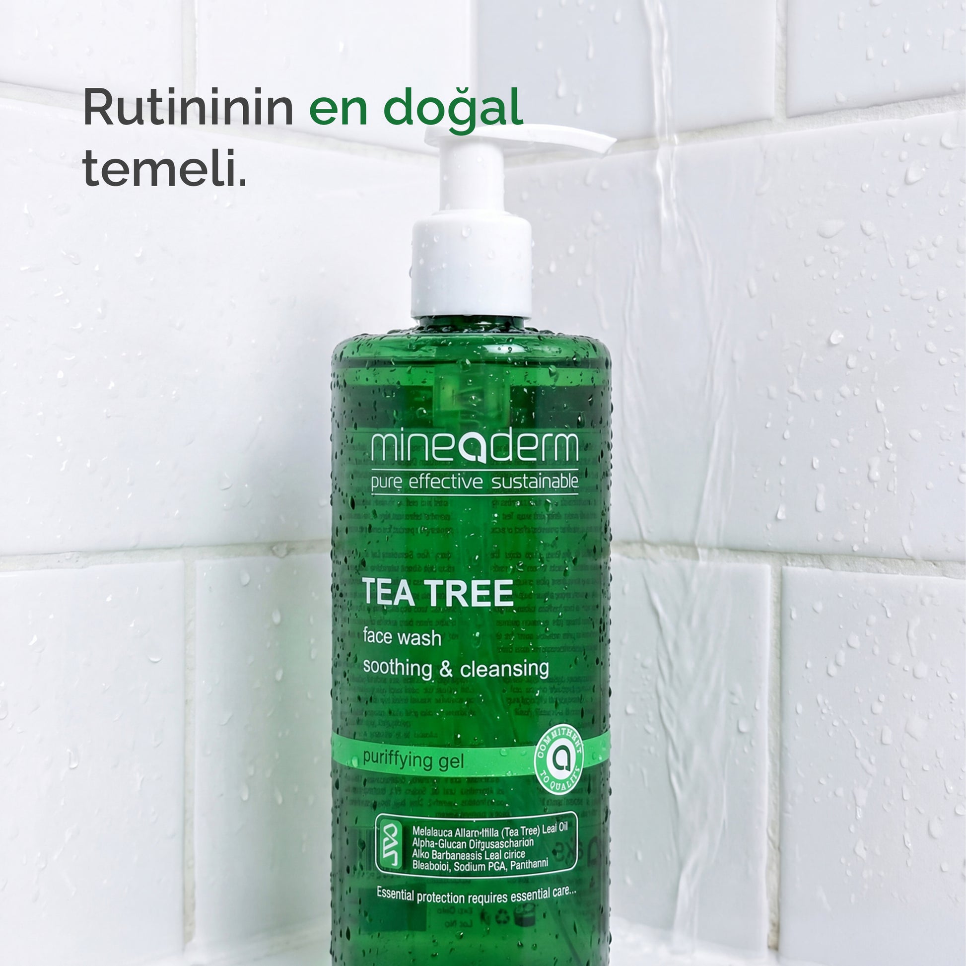 Mineaderm Tea Tree Face Wash 400 ml yeşil şişe duş duvarında; cilt bakım rutininin en doğal temeli olarak konumlandırılmış günlük yüz temizleme jeli.