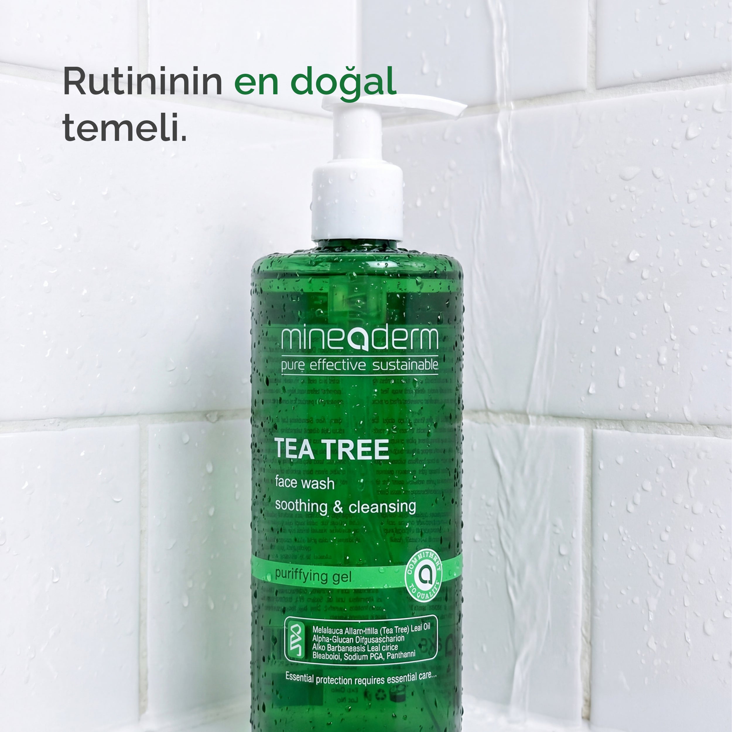 Mineaderm Tea Tree Face Wash 400 ml yeşil şişe duş duvarında; cilt bakım rutininin en doğal temeli olarak konumlandırılmış günlük yüz temizleme jeli.