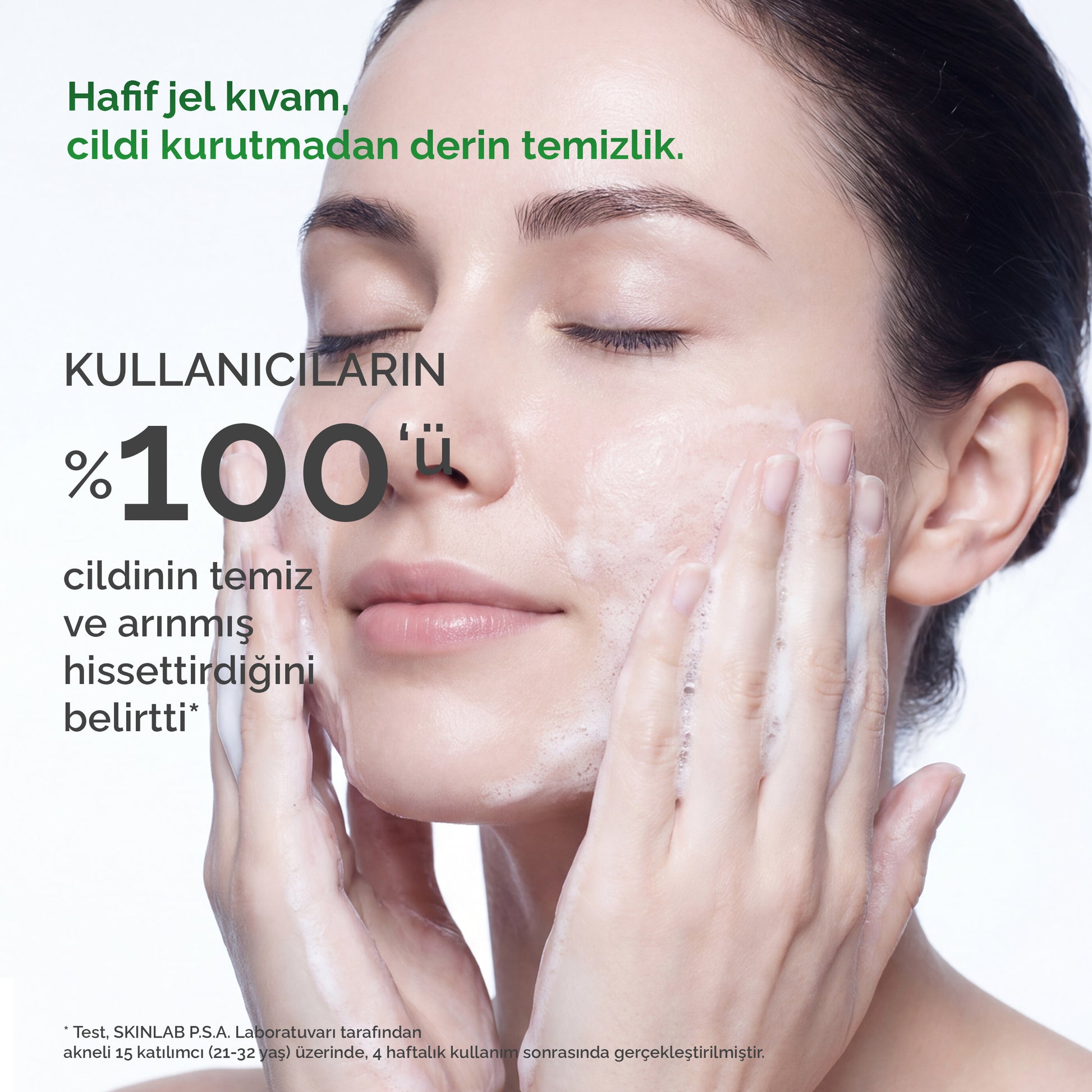 Mineaderm Tea Tree Face Wash kullanan bir kadın yüzünü köpükle temizliyor; hafif jel kıvamı, cildi kurutmadan derin temizlik sağlayan yüz temizleme jeli.